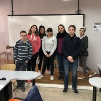 Els alumnes de PFI d’oficina entrevisten a treballadors de l’institut Verónica 2