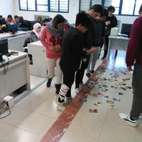 TALLER DE COOPERATIVISME estudiants de CFGM fent el taller