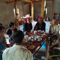 El profesor Ivan Hereza maestro en una aldea de Vietnam compartiendo la comida con una familia en la casa en construcción