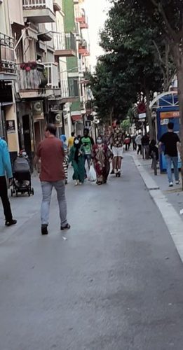Aquesta imatge té l'atribut alt buit; el seu nom és Mucha-gente-261x500.jpg